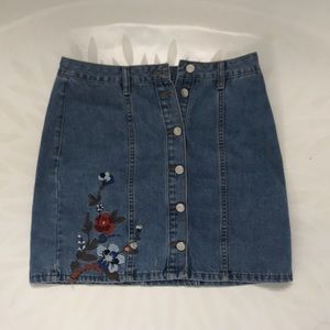 Floral Embroidered denim skirt -BLU PEPPER